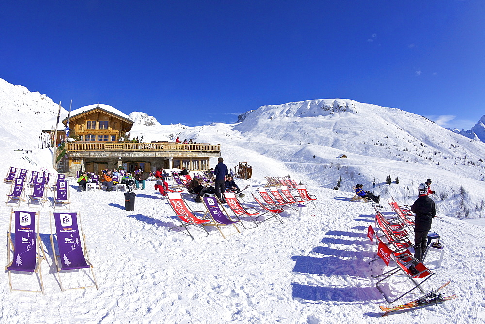 Skiers relaxing at cafe in winter sunshine, Verdons Sud, La Plagne, French Alps, France, Europe 