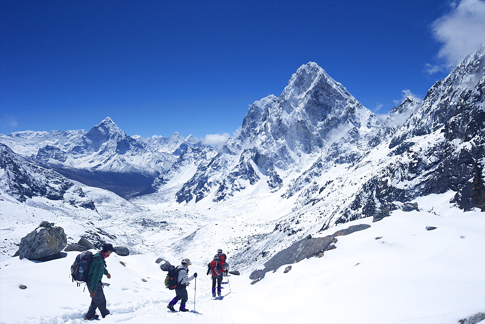 Trekkers walking over Cho La Pass with Ama Dablam on left and Arakam Tse on right, Solukhumbu District, Nepal, Himalayas, Asia 