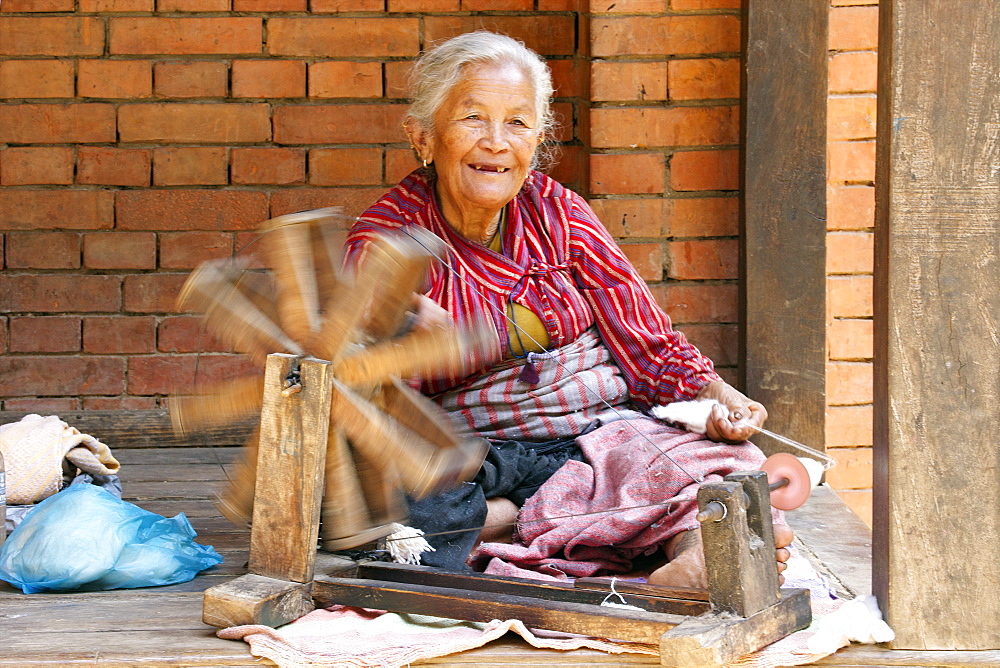 Old woman spinning wool, Bhaktapur, Nepal, Asia