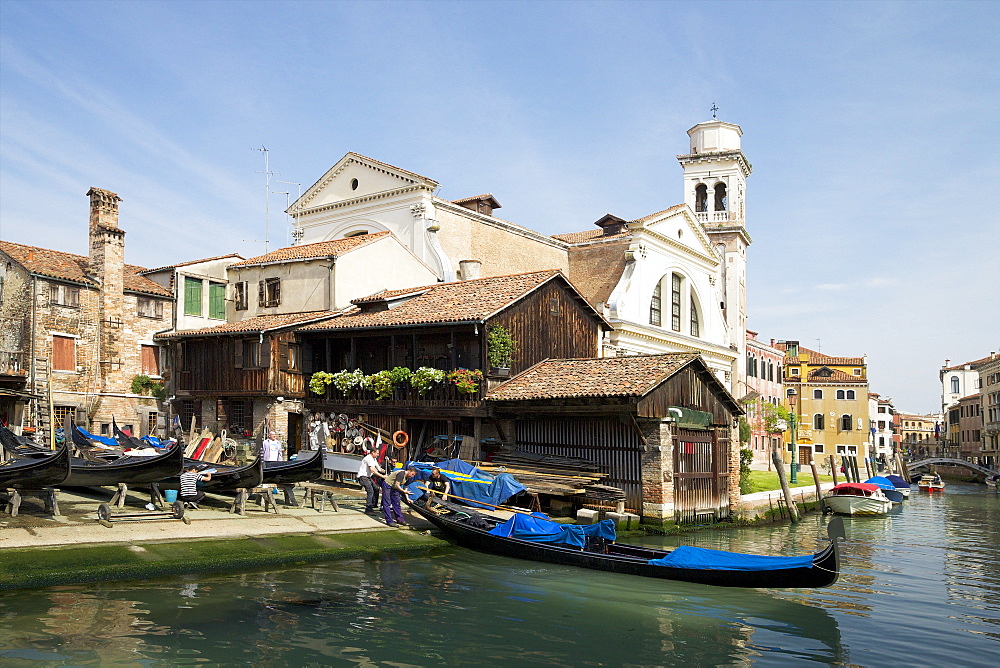 Squero di San Trovaso, gondola boatyard, Dorsoduro, Venice, UNESCO World Heritage Site, Veneto, Italy, Europe