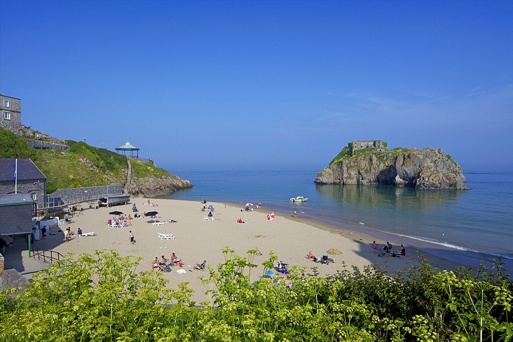 St. Catherine's Island and fort in evening sunshine, Tenby, Pembrokeshire National Park, West Wales, Wales, United Kingdom, Europe