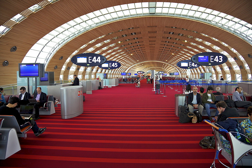 Businessmen and travellers in Terminal 2E, Charles de Gaulle international airport, Roissy, Paris, France, Europe