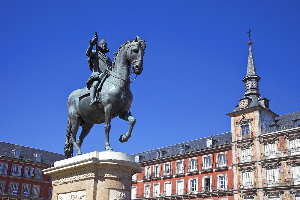 Casa Panaderia and equestrian statue of Felipe III in spring sunshine, Plaza Mayor, Madrid, Spain, Europe