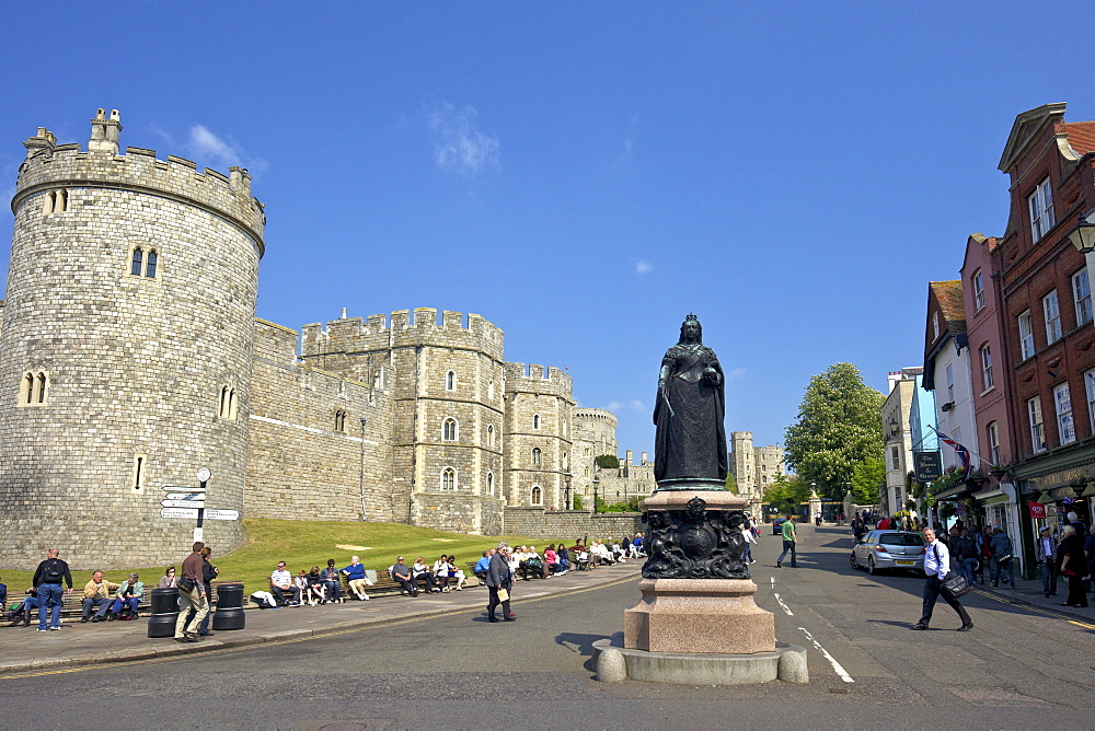 Visitors and tourists outside Windsor Castle, Windsor, Berkshire, England, United Kingdom, Europe