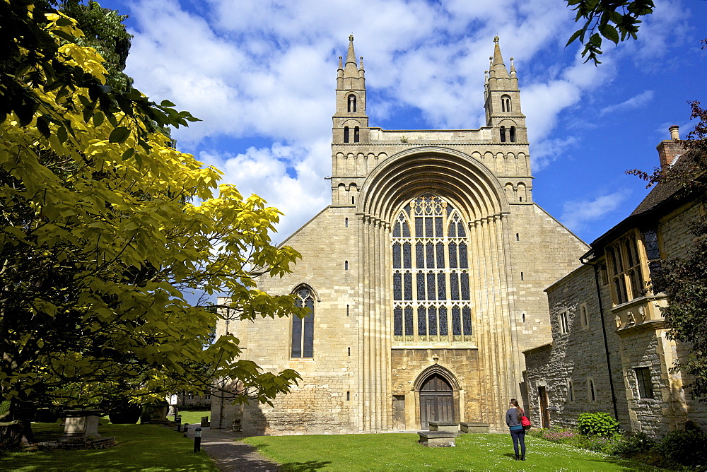 West front of Tewkesbury Abbey (Abbey of the Blessed Virgin), with the largest external arch in Britain, Tewkesbury, Gloucestershire, England, United Kingdom, Europe