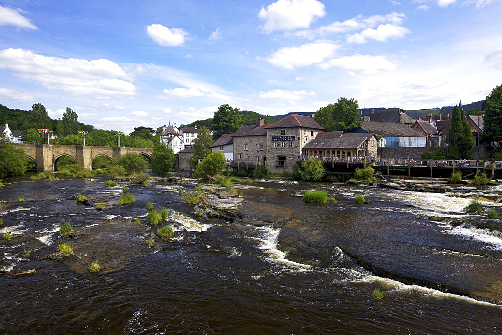 Stone bridge across the river Dee, first constructed in 1345 by John Trevor I, Bishop of St. Asaph, Llangollen, Denbighshire, Wales, United Kingdom, Europe