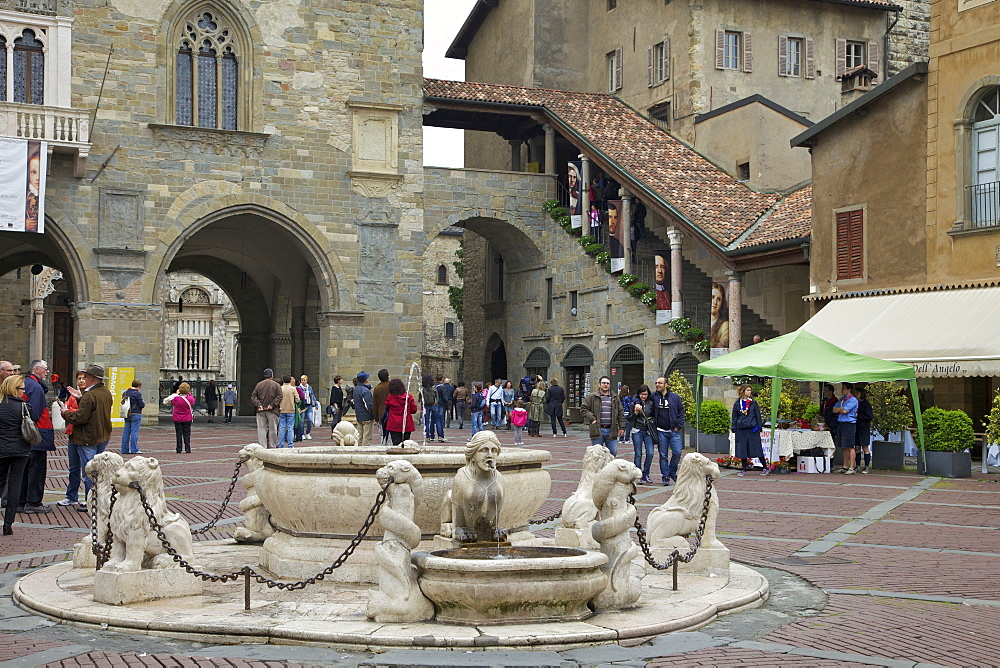 Contarini fountain, 1780, Piazza Vecchia, upper city, Bergamo, Lombardy, Italy, Europe