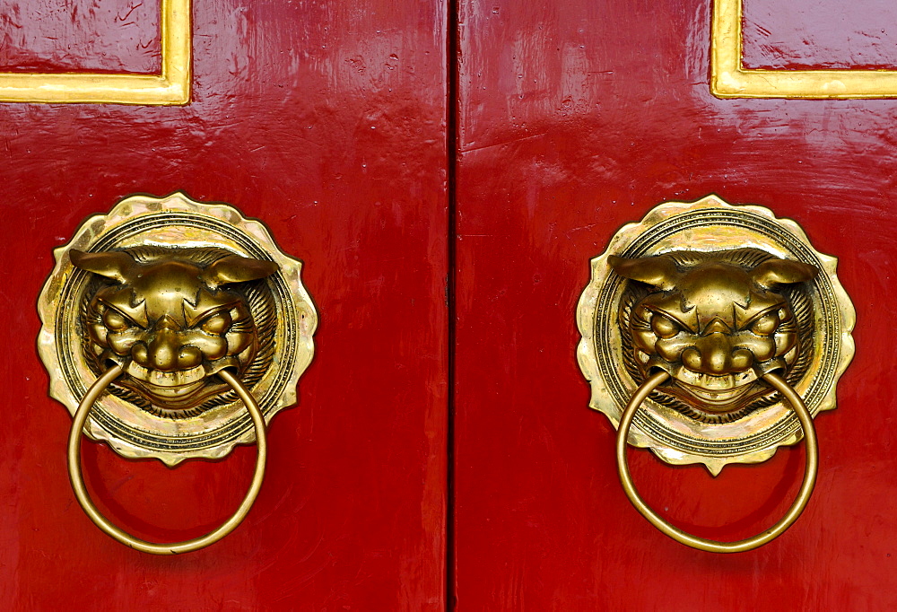 Red doors with lions as door knockers, Phuc Kien Assembly Hall of the Chinese from Fujian, Hoi An, Vietnam, Southeast Asia