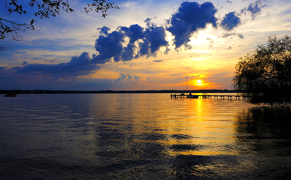 Sunset on Lake Starnberg near St. Heinrich, Upper Bavaria, Bavaria, Germany, Europe