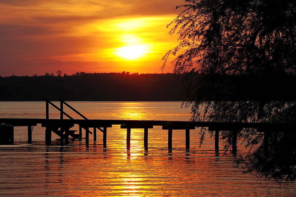 Sunset on Lake Starnberg near St. Heinrich, Upper Bavaria, Bavaria, Germany, Europe