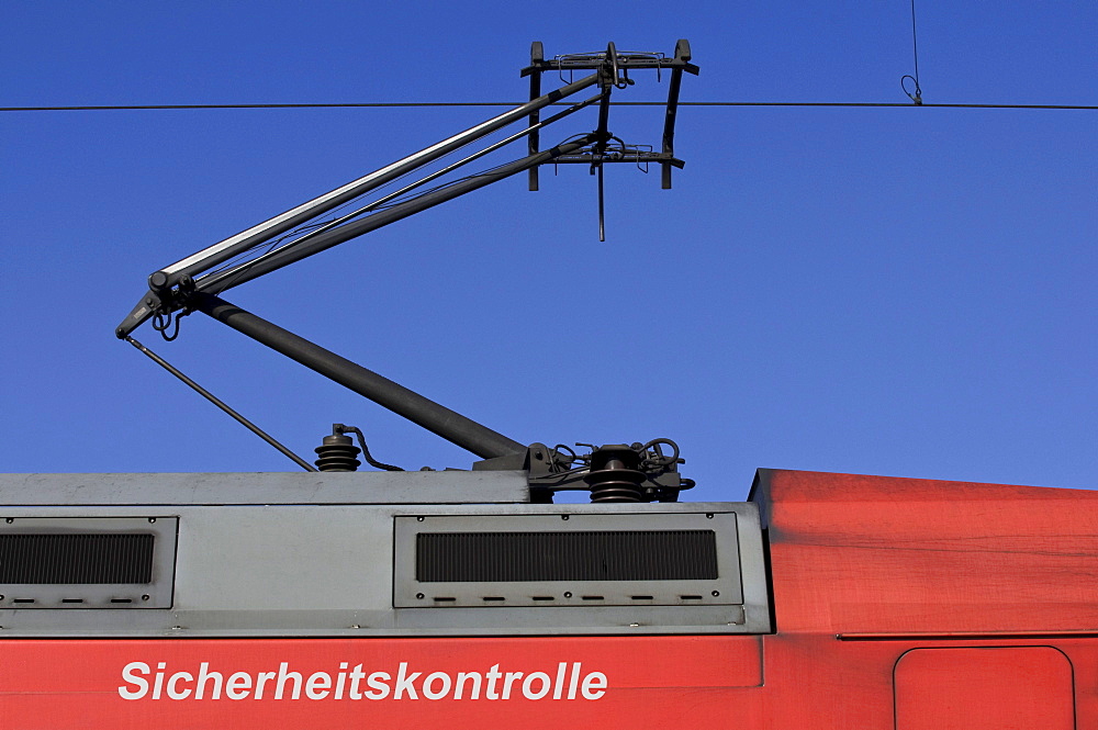 Train, power car with pantograph, writing "Sicherheitskontrolle" security check, composing