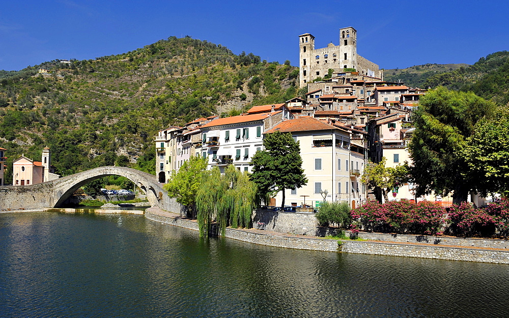 Bridge Ponte Vecchio di Dolceacqua over the Nervia river and view of the Castello dei Doria castle, Dolceacqua, Liguria, Riviera dei Fiori, Italy, Europe