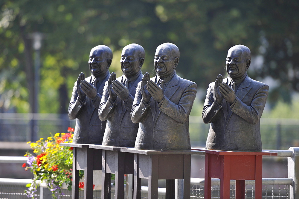 "Die Claque", paid clappers, freestanding sculpture by Guido Messer, Nonnenmuehlsteg, Pforzheim, Enzkreis district, Baden-Wuerttemberg, Germany, Europe