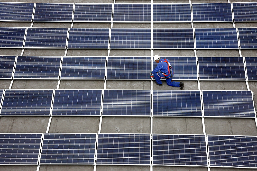 Construction of a large photovoltaic system on several rooftops, 16000 square metres, Gelsenkirchen, North Rhine-Westphalia, Germany, Europe