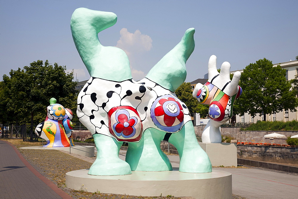 Nanas, street art by Niki de Saint Phalle on Leibnizufer, Hannover, Lower Saxony, Germany, Europe