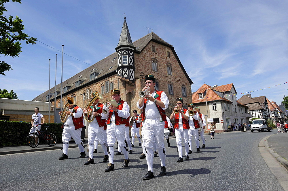 Brass band in traditional costumes from Schwalm, Salatkirmes fair, Ziegenhain, Schwalmstadt, Schwalm-Eder-Kreis district, Upper Hesse, Hesse, Germany, Europe