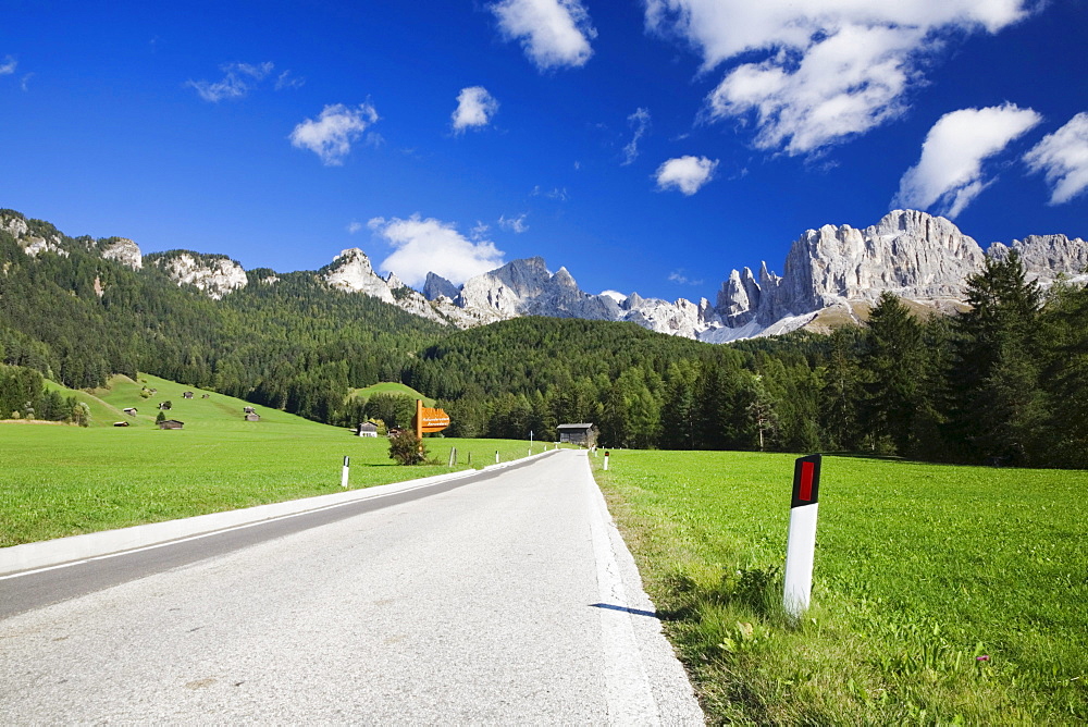 Road from Saint Cipriano heading in the direction of the Rosengarten Group Mountains, Dolomites, Trentino-Alto Adige, Italy, Europe