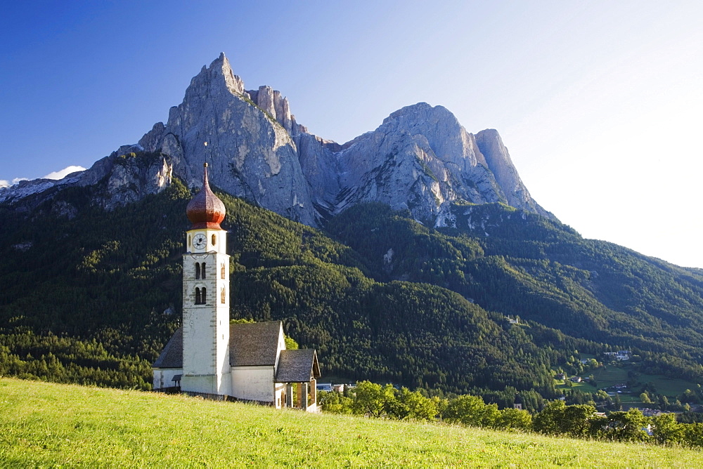 Church of Saint Valentine with a view to Schlern and Santner Spitze, Seis am Schlern, Siusi allo Sciliar, Dolomites, Trentino-Alto Adige, Italy, Europe