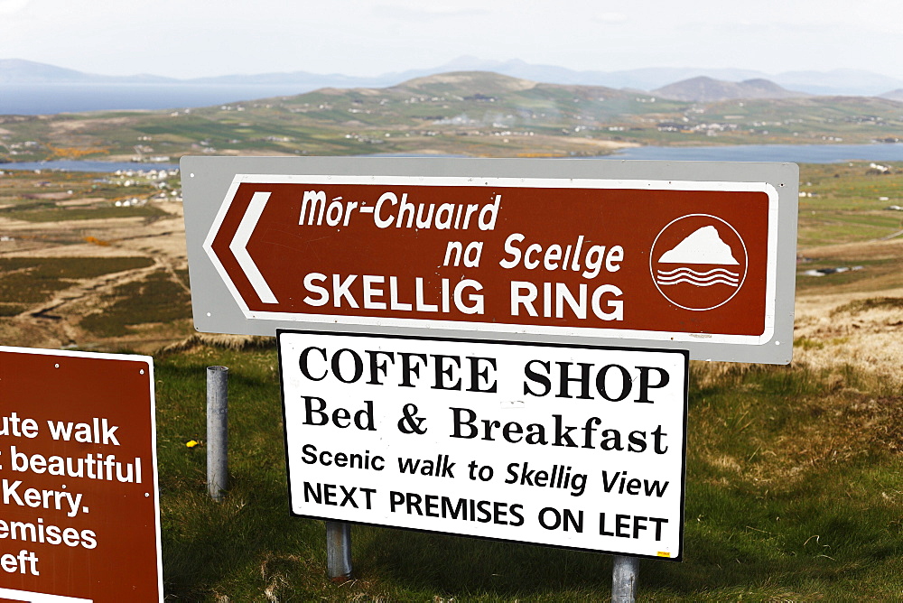 Bilingual guidepost, Skellig Ring, County Kerry, Ireland, British Isles, Europe