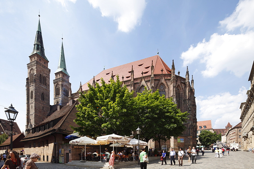 St. Sebald Church, Bratwursthaeusle beer garden, Rathausplatz Square, Nuremberg, Middle Franconia, Franconia, Bavaria, Germany, Europe