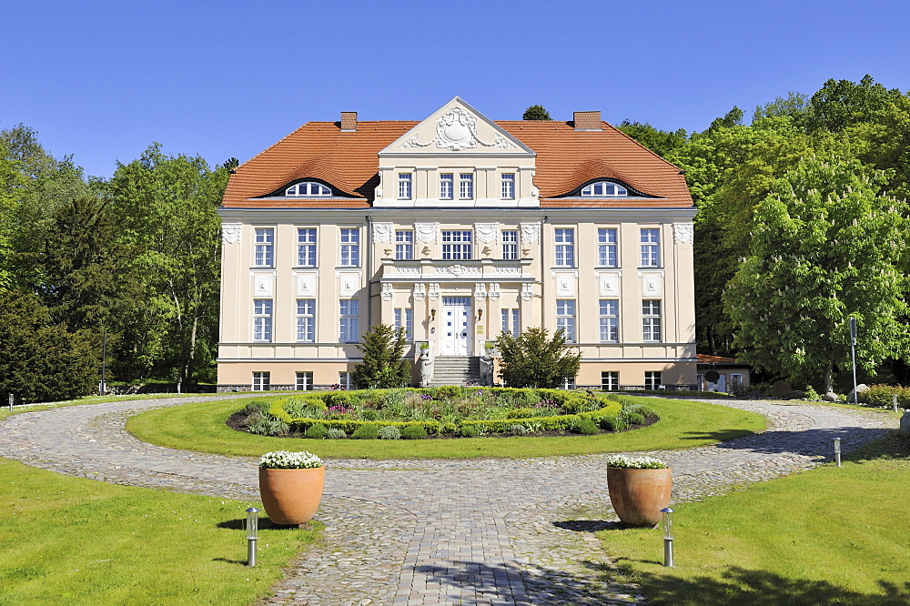 Gutshaus Neddesitz manor, built in 1911, converted from 1995 to 1997 into a hotel, Sagard, Ruegen island, Mecklenburg-Western Pomerania, Germany, Europe