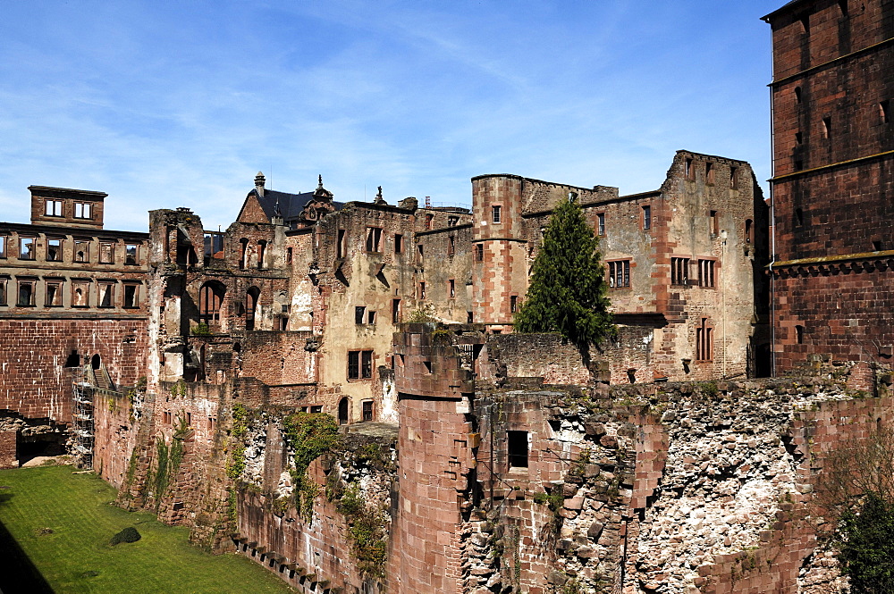 Heidelberg Castle, destroyed in 1689, ruins of the library, Ruprechtsbau building and gate tower, to the right, Seltenleer prison tower, view from Stueck-garden, Schlosshof, Heidelberg, Baden-Wuerttemberg, Germany, Europe