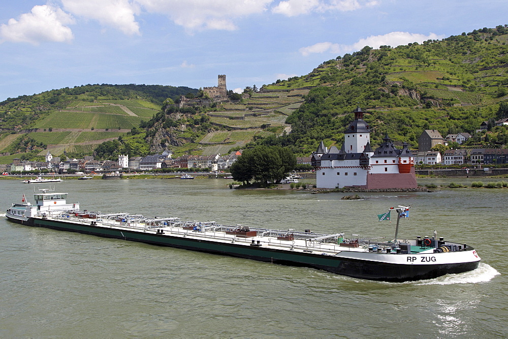 A boat passing Pfalzgrafenstein, a toll castle, and Gutenfels Castle, Kaub, Rhineland-Palatinate, Germany, Europe