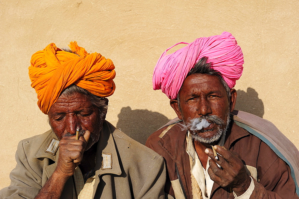 Smoking men with turbans and old uniform jackets from the former Eastern Bloc states, Thar Desert, Rajasthan, North India, India, Asia