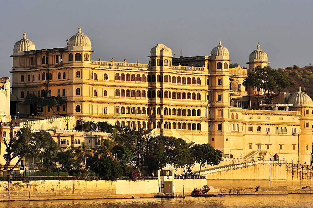 Partial view of the City Palace of Udaipur in the evening light, home of the Maharaja of Udaipur, a museum and a luxury hotel, Udaipur, Rajasthan, India, Asia