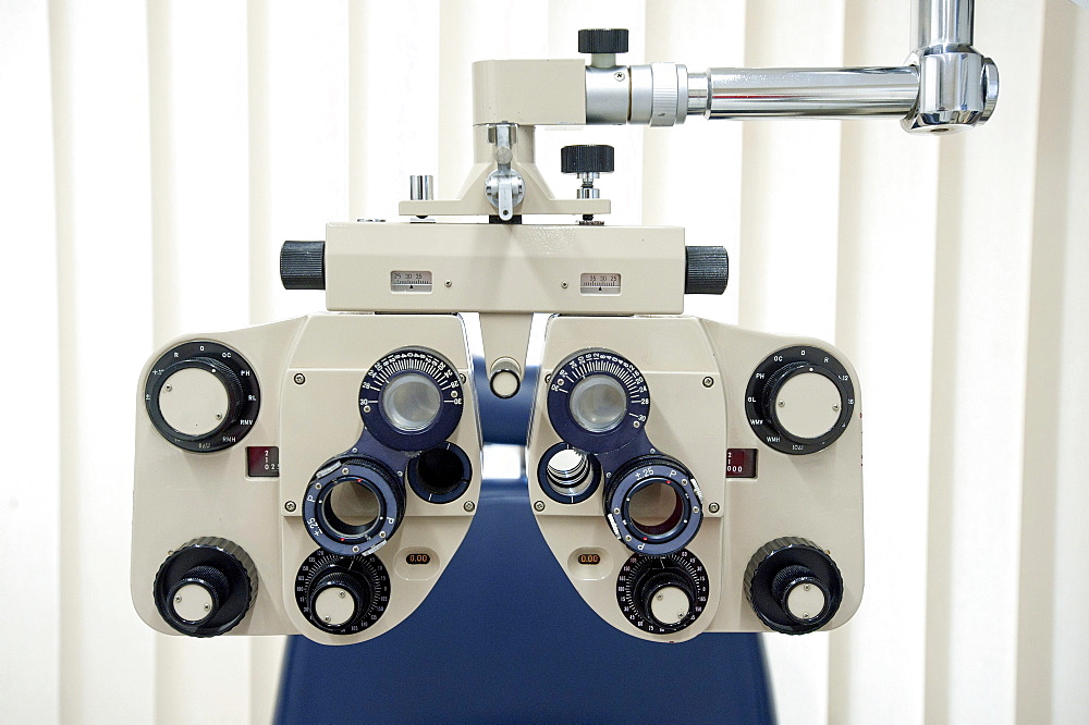 Optician's equipment to control eyes, preliminary examination of the eyes for the fitting of contact lenses