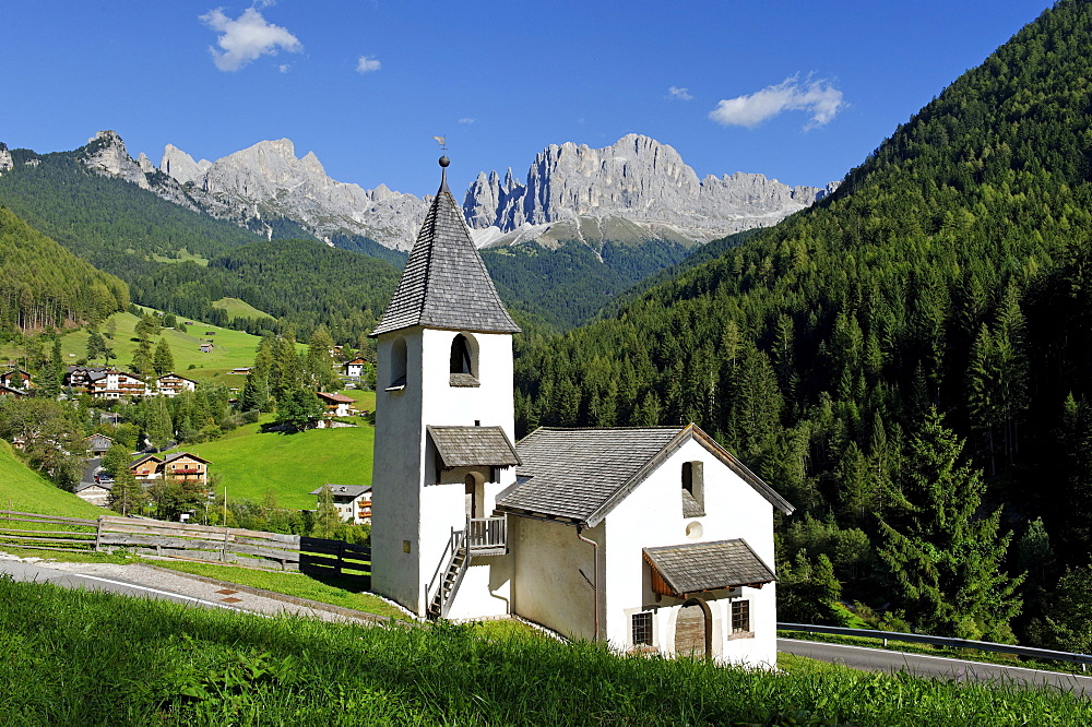 View over St. Cypiran, San Cipriano, San Cipriano on the Rosengarten massif, Tiersertal valley, Province of Bolzano-Bozen, Italy, Europe