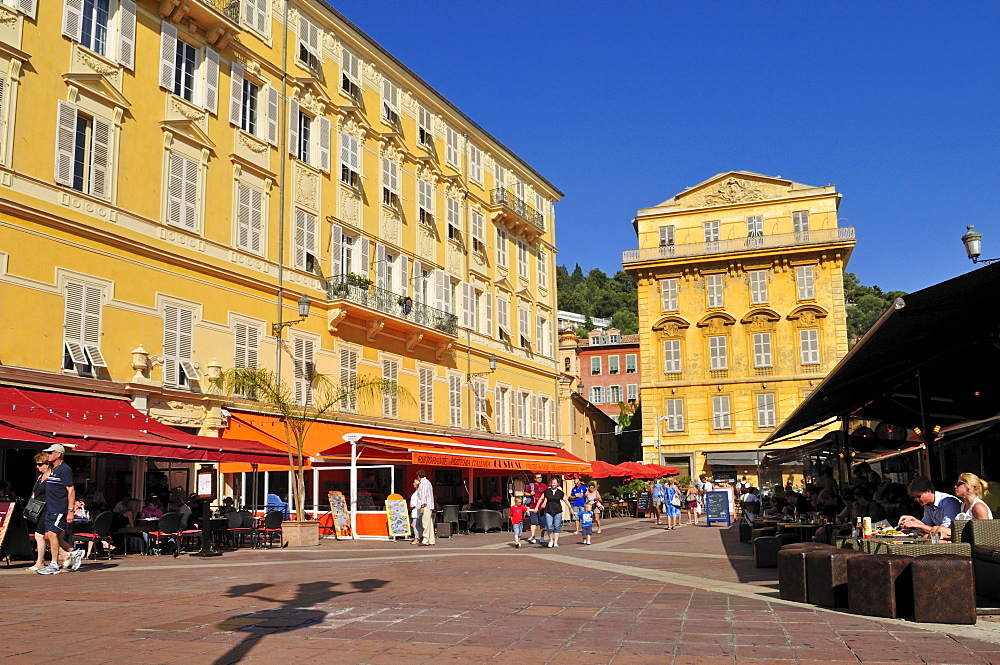 Restaurants and pavement cafes at Cours Saleya, Nice, Nizza, Cote d'Azur, Alpes Maritimes, Provence, France, Europe