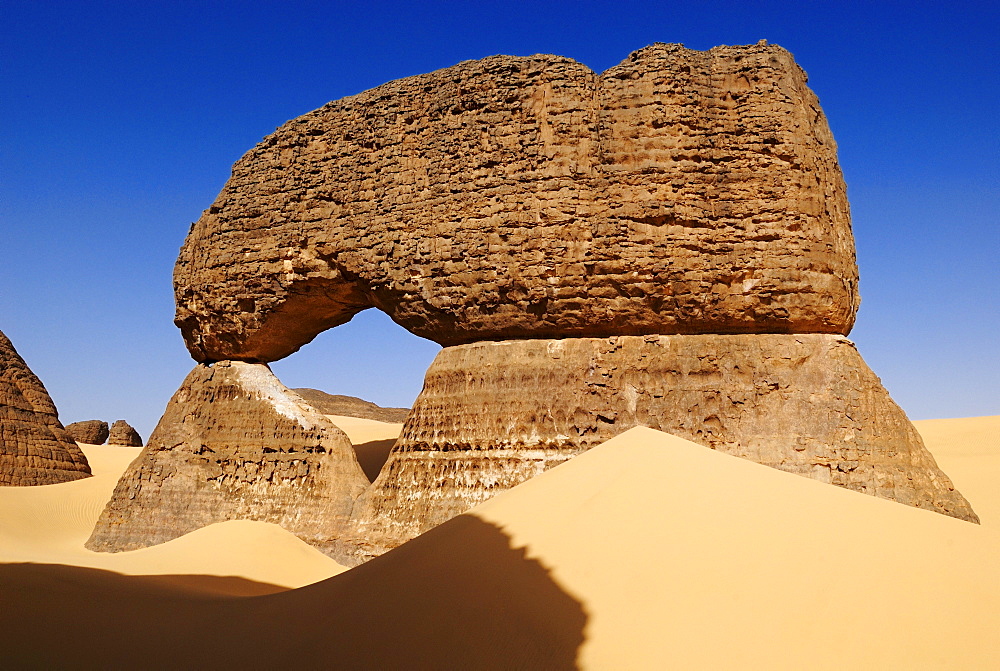 Natural bridge, arch, sandstone rock formation at Tin Akachaker, Tassili du Hoggar, Wilaya Tamanrasset, Algeria, Sahara desert, North Africa