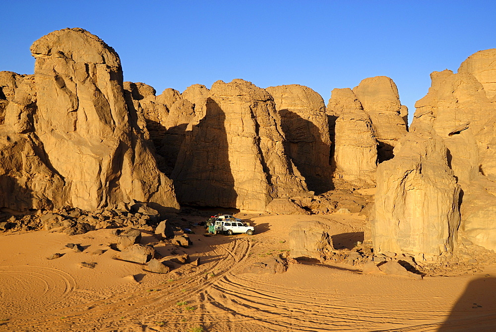 Camp in the rocky desert landscape at El Ghessour, Tassili du Hoggar, Wilaya Tamanrasset, Algeria, Sahara, North Africa