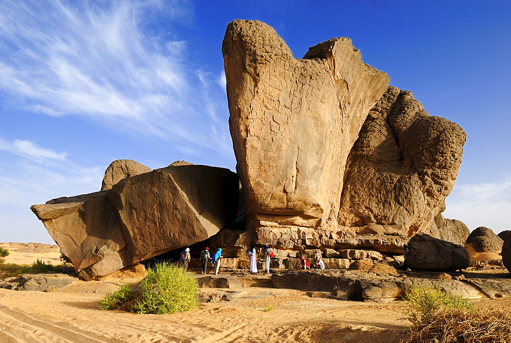 Tourists at a sandstone rock formation at Youf Ahakit, Tassili du Hoggar, Wilaya Tamanrasset, Sahara Desert, Algeria, North Africa