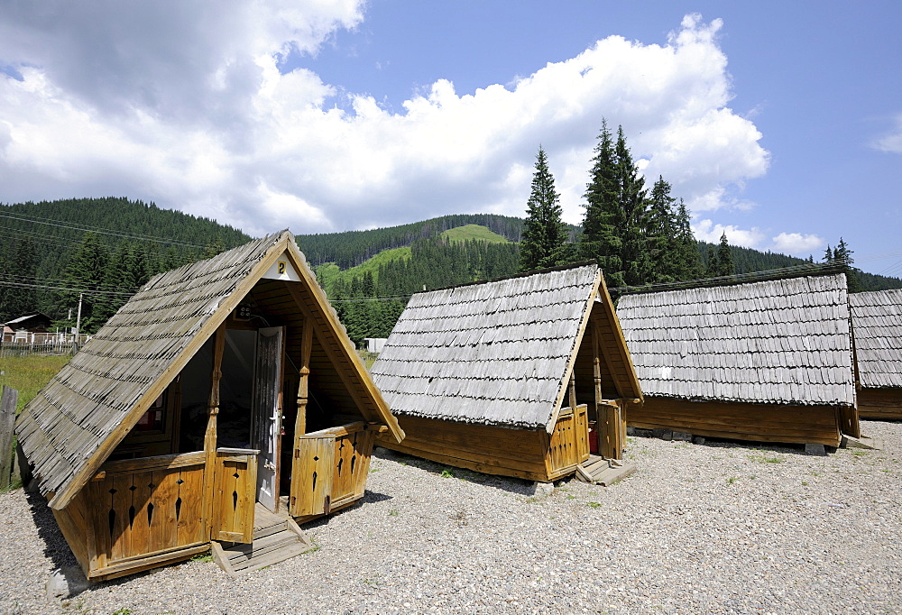 Small old cottages, camping huts, Obarsia Lotrului road, Transalpina DN 67C mountain road, Romania, Europe