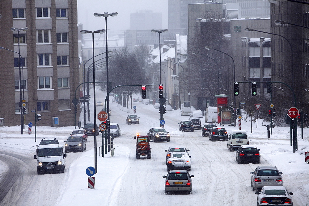 Winter traffic on a road during heavy snowfall, Essen, North Rhine-Westphalia, Germany, Europe