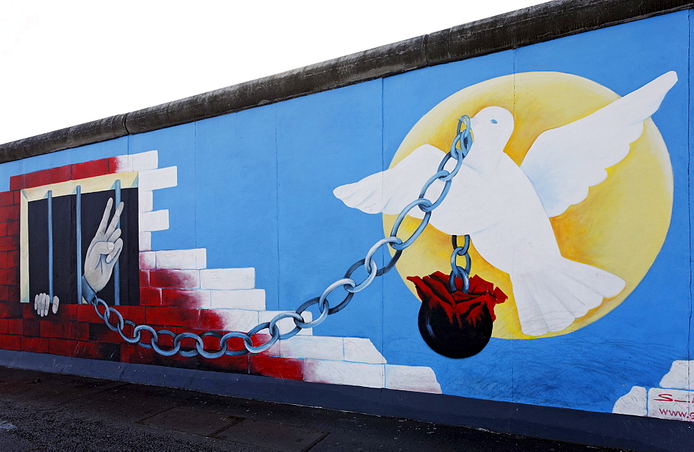 Dove of peace freeing prisoners, Amnesty International, painting on the remants of the Berlin Wall, East Side Gallery, Friedrichshain district, Berlin, Germany, Europe