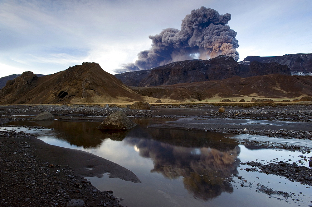 Eruption of Eyjafjallajoekull volcano, ï¬orsmoerk, Iceland, Europe