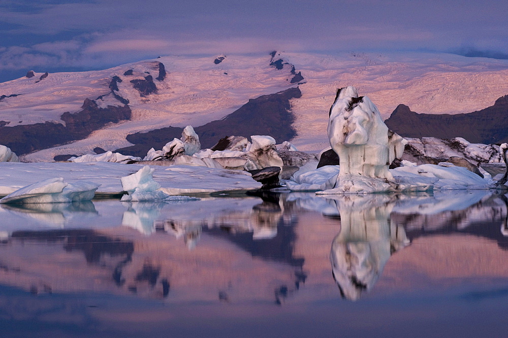 Joekulsarlon glacier lagoon and Vatnajoekull glacier, BreiÃ¯Â£Â¿amerkursandur, South Iceland, Iceland, Europe