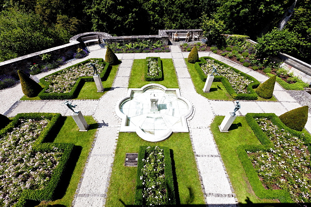 Rose garden, Schloss Callenberg palace, hunting lodge and summer residence of the Dukes of Saxe-Coburg and Gotha, Coburg, Upper Franconia, Bavaria, Germany, Europe