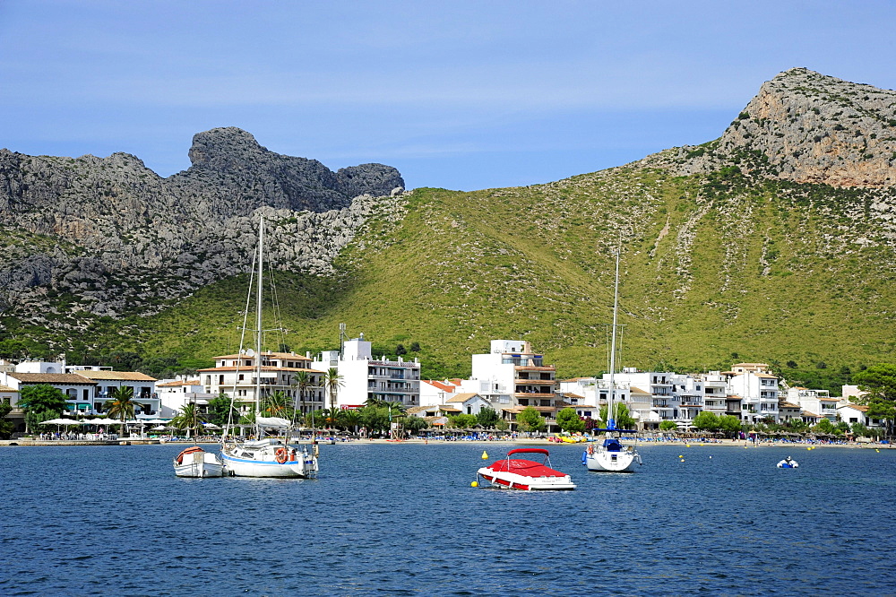 Boats anchored in a bay, mountains at back, Puerto de Pollensa, Port de Pollenca, Mallorca, Majorca, Balearic Islands, Mediterranean Sea, Spain, Europe