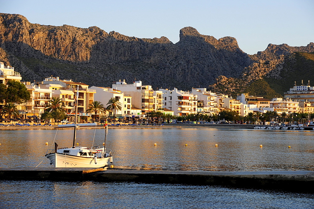 Boat in the bay, mountains at back, Puerto de Pollensa, Port de Pollenca, Majorca, Balearic Islands, Mediterranean Sea, Spain, Europe