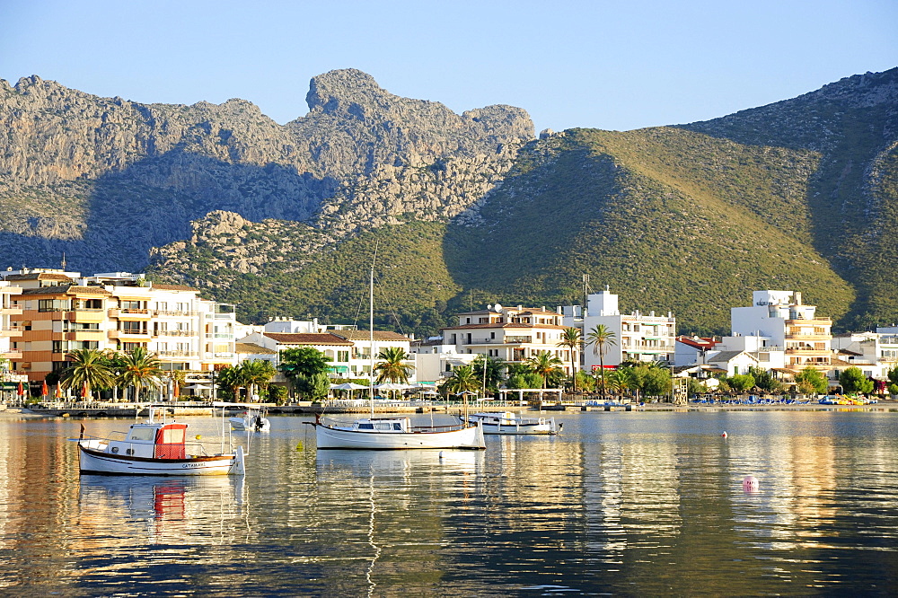 Boats in the bay, boulevard and mountains in the back, Puerto de Pollensa, Port de Pollenca, Majorca, Balearic Islands, Mediterranean Sea, Spain, Europe