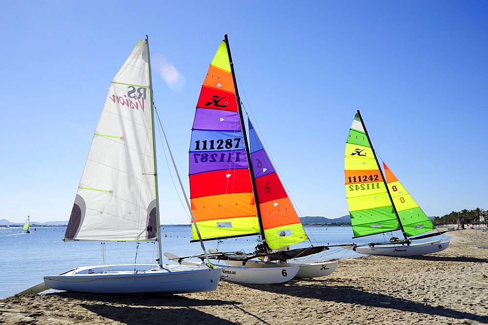 Sailing boats on the beach, sailboats in the bay of Puerto de Pollensa, Port de Pollenca, Majorca, Balearic Islands, Mediterranean Sea, Spain, Europe