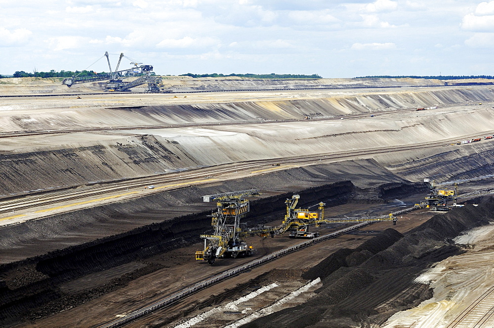 Coal seam and machines in the open pit Welzow-Sued, mining of brown coal by the Vattenfall energy company, Lower Lusatia, Lusatia, Brandenburg, Germany, Europe