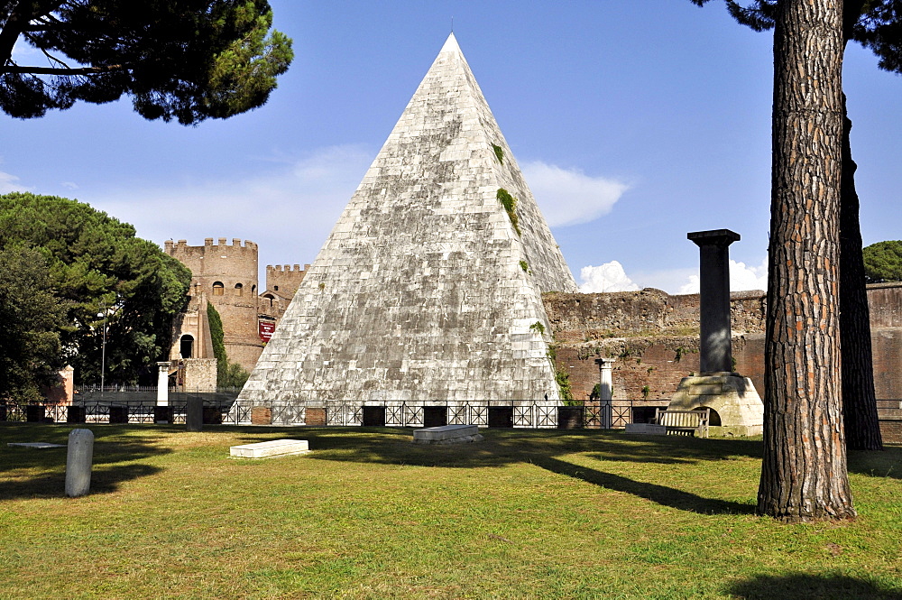 Cestius Pyramid, Cestio Campo Cemetery, Rome, Lazio, Italy, Europe