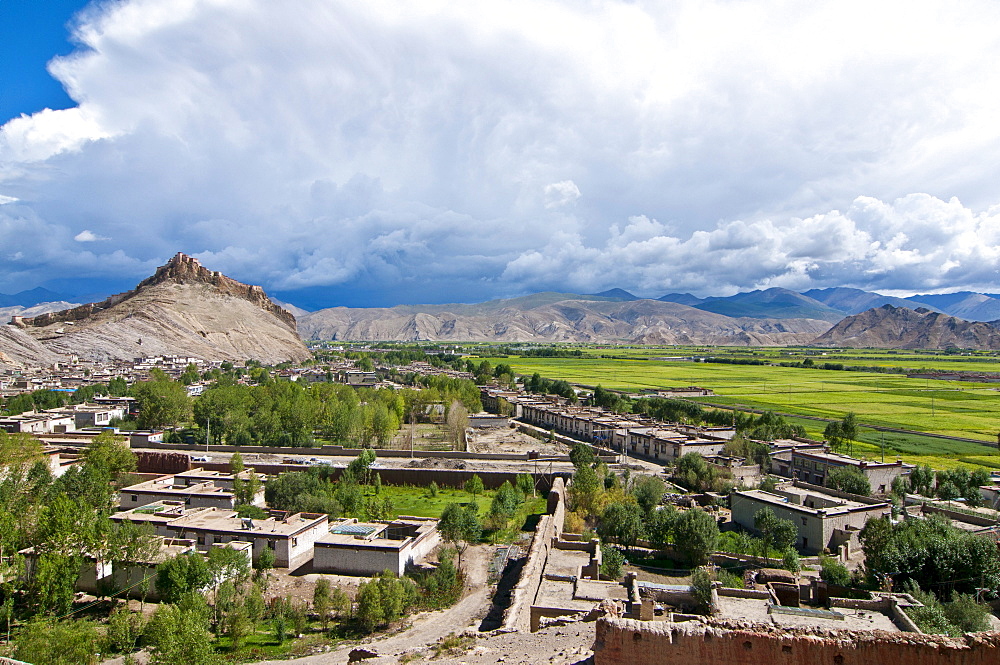 The old Tibetan quarter with the Gyantse Dzong or Gyantse Fortress at back, Gyantse, Tibet, Asia