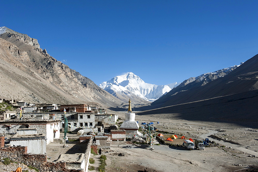 Tibetan Buddhism, Rongbuk Monastery, white stupa, Mount Everest, base camp north side, the Himalayas, central Tibet, U-Tsang, Tibet Autonomous Region, People's Republic of China, Asia