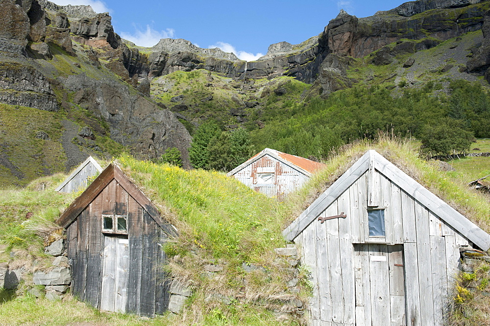 Old sheds with sod or turf roofs underneath mountainside, NupsstaÃ¯Â£Â¿ur, Nupstadur, Iceland, Scandinavia, Northern Europe, Europe